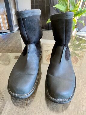 UGG Men's Black and Gray Leather Pull-On Boots